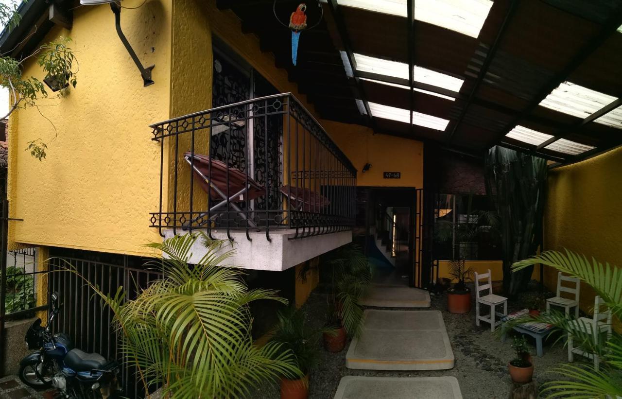 Hostal Yellow House *